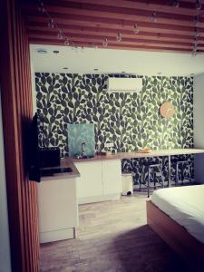 1 dormitorio con pared estampada en blanco y negro en Suite 24 Appart'hôtel-3 étoiles, en Le Creusot