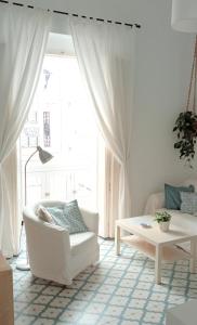 カディスにあるSagasta Apartmentsのリビングルーム(白いソファ、テーブル付)