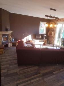 - un salon avec un canapé et une cheminée dans l'établissement L'agréable maison du Verdon, à Gréoux-les-Bains