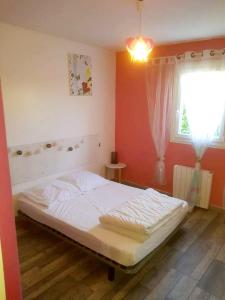 Un pat sau paturi într-o cameră la L'agréable maison du Verdon
