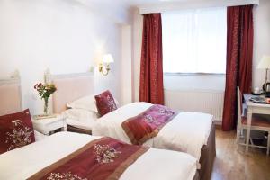 Postel nebo postele na pokoji v ubytování Brommavik Hotel