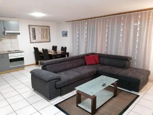 un soggiorno con un divano e un tavolo di Studio Noyer C a Leukerbad