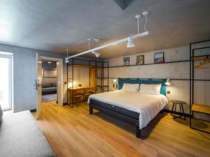 a bedroom with a bed and a table in a room at ibis Porto Centro Mercado Bolhao in Porto