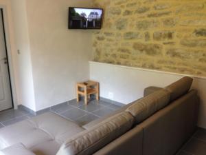 TV a/nebo společenská místnost v ubytování Hôtel & SPA Rodier