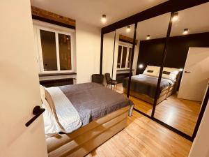 Posteľ alebo postele v izbe v ubytovaní Apartamenty KTW Park Śląski + 32 fotografií