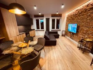 Televízia a/alebo spoločenská miestnosť v ubytovaní Apartamenty KTW Park Śląski