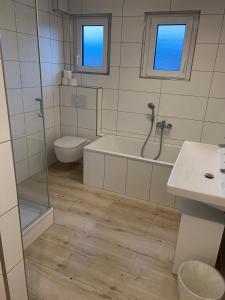 a bathroom with a shower and a toilet and a sink at Monteurwohnung Pforzheim Zentrum in Pforzheim