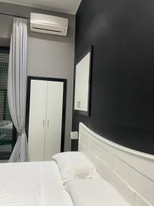Łóżko lub łóżka w pokoju w obiekcie Parthenope Rooms