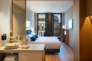 Habitación de hotel con cama grande y lavabo en Ocean Drive Madrid en Madrid