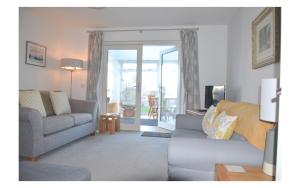 Sala de estar con 2 sofás, sofá y mesa en COASTAL COTTAGE ideal for golf, walking and cycling en Kingsbarns