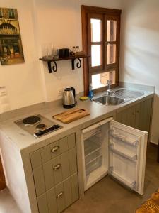 A kitchen or kitchenette at Pebbles of Kioni