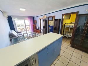 Kuchyň nebo kuchyňský kout v ubytování Apartamento Karina Beach-5