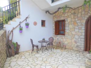 A balcony or terrace at Pebbles of Kioni