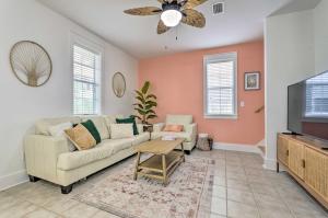 Una sala de estar con un sofá y un televisor. en Easy Walk to Seagrove Beach Beverly Bungalow, en Santa Rosa Beach