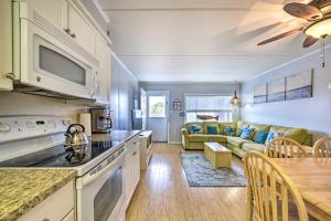 cocina y sala de estar con sofá y mesa en Bright Condo Half-Block to Cape May Beach!, en Cape May
