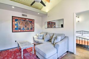 un soggiorno con un divano e un tavolo di Phoenix Getaway with Patio, Near Roosevelt Row! a Phoenix