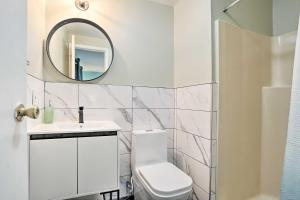 Un baño de Modern Loch Sheldrake House with Updated Yard! 21 fotos más
