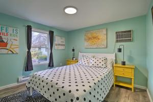 Una cama o camas en una habitación de Modern Loch Sheldrake House with Updated Yard!
