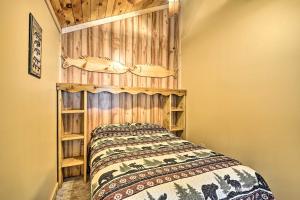 Un pat sau paturi într-o cameră la Pet-Friendly Brantingham Cabin by ATV Trails