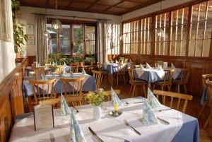 una sala da pranzo con tavoli e sedie con panna blu di Landgasthof Haueis a Marktleugast