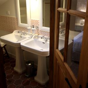La salle de bains est pourvue de 2 lavabos et d'une baignoire. dans l'établissement Forge Saint Martin, à Mary-sur-Marne