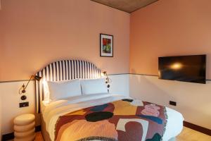 Postel nebo postele na pokoji v ubytování room2 London Chiswick Hometel
