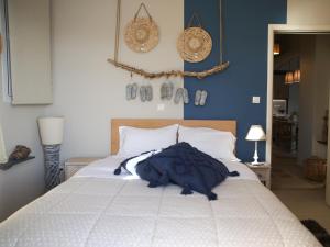 Cama ou camas em um quarto em Beach House in Itea-Delphi