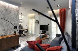 拉里薩的住宿－LA Larissa Luxury Apartments Kreousa，客厅配有沙发和桌子