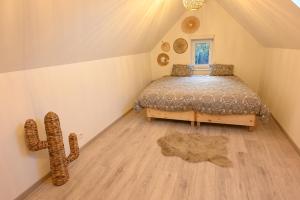 ein Schlafzimmer mit einem Bett und einem Kaktus in der Unterkunft L’annexe in Huy