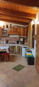 una cucina con tavolo e piano di lavoro di Casa vacanze di Rossano a Carbonia