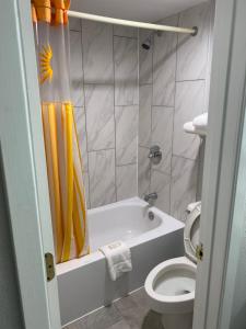 Koupelna v ubytování La Quinta Inn by Wyndham Tyler