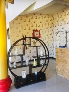 una mensola con vasi e un orologio su un muro di The Natural Yurt Resort @ Khao Kho a Khao Kho
