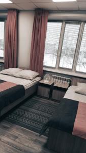 Un pat sau paturi într-o cameră la Гостиница На Набережной