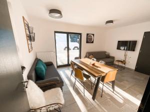 sala de estar con mesa y sofá en Sunshine Apartments Golte COMFORT en Mozirje