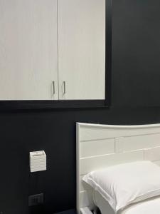 Łóżko lub łóżka w pokoju w obiekcie Parthenope Rooms