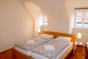 Giường trong phòng chung tại Betlem Prague Apartments