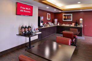 a restaurant with a bar with a fire wait all rooms at Red Roof Inn Clyde in Clyde