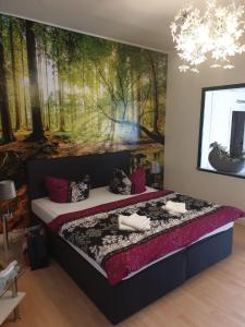 Un dormitorio con una cama grande con un cuadro en la pared. en Pension Parkblick, en Braunlage