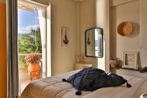 Cama ou camas em um quarto em Beach House in Itea-Delphi