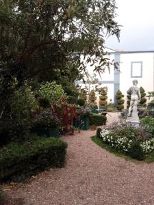 克萊蒙費朗的住宿－Propriété Charbaymond，花园中种满鲜花的雕像