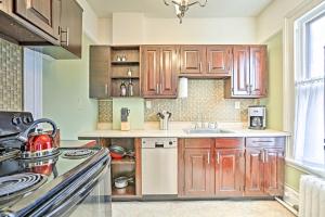Fotografie z fotogalerie ubytování Historic Poughkeepsie Apt - Walkable Location v destinaci Poughkeepsie
