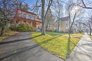 Fotografie z fotogalerie ubytování Historic Poughkeepsie Apt - Walkable Location v destinaci Poughkeepsie