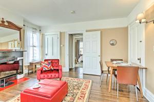 Predel za sedenje v nastanitvi Historic Poughkeepsie Apt - Walkable Location