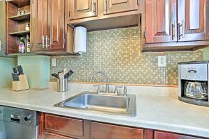 Fotografie z fotogalerie ubytování Historic Poughkeepsie Apt - Walkable Location v destinaci Poughkeepsie