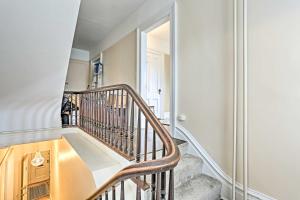Fotografie z fotogalerie ubytování Historic Poughkeepsie Apt - Walkable Location v destinaci Poughkeepsie