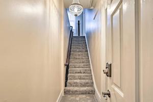 Fotografie z fotogalerie ubytování Historic Poughkeepsie Apt - Walkable Location v destinaci Poughkeepsie
