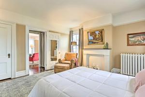 Fotografie z fotogalerie ubytování Historic Poughkeepsie Apt - Walkable Location v destinaci Poughkeepsie