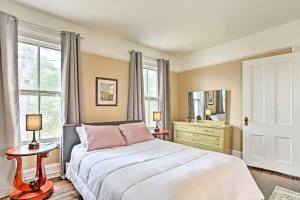 Un pat sau paturi într-o cameră la Historic Poughkeepsie Apt - Walkable Location