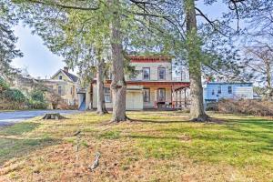 Fotografie z fotogalerie ubytování Historic Poughkeepsie Apt - Walkable Location v destinaci Poughkeepsie