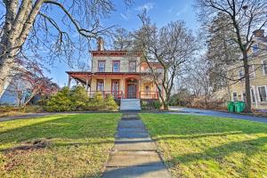 Fotografie z fotogalerie ubytování Historic Poughkeepsie Apt - Walkable Location v destinaci Poughkeepsie